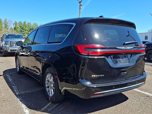 Used 2024 Chrysler Pacifica Touring-L image 3