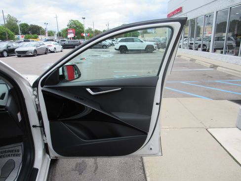 Used 2024 Kia Niro Wind FWD image 16