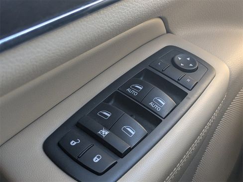 Used 2017 Jeep Grand Cherokee Limited w/ Luxury Group II image 33