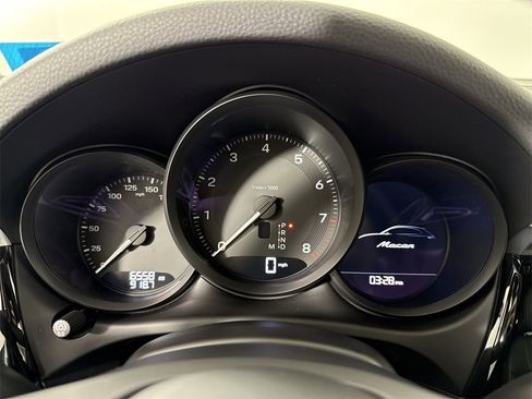 Certified 2025 Porsche Macan image 37