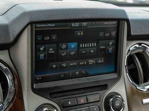 Used 2015 Ford F250 Lariat w/ Lariat Ultimate Package AWD/4WD image 34