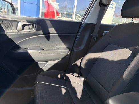 Certified 2025 Hyundai Venue SE image 28