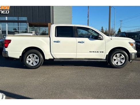 Used 2018 Nissan Titan SV image 3