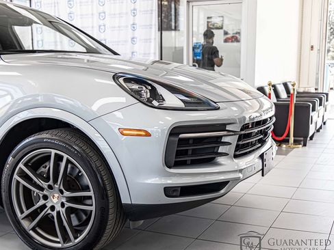 Used 2023 Porsche Cayenne w/ Premium Package AWD/4WD image 4