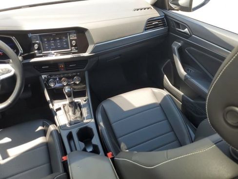 Certified 2023 Volkswagen Jetta SE FWD image 9