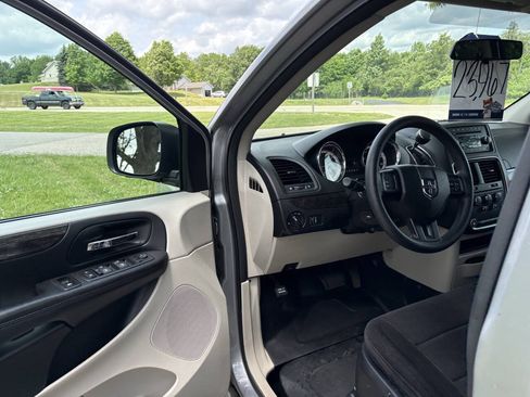 Used 2013 Dodge Grand Caravan SXT FWD image 11