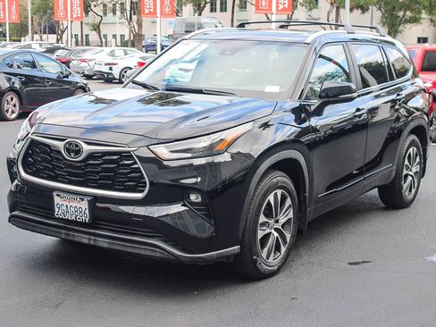 Used 2023 Toyota Highlander XLE w/ Protection Package #3 (TMS) image 3