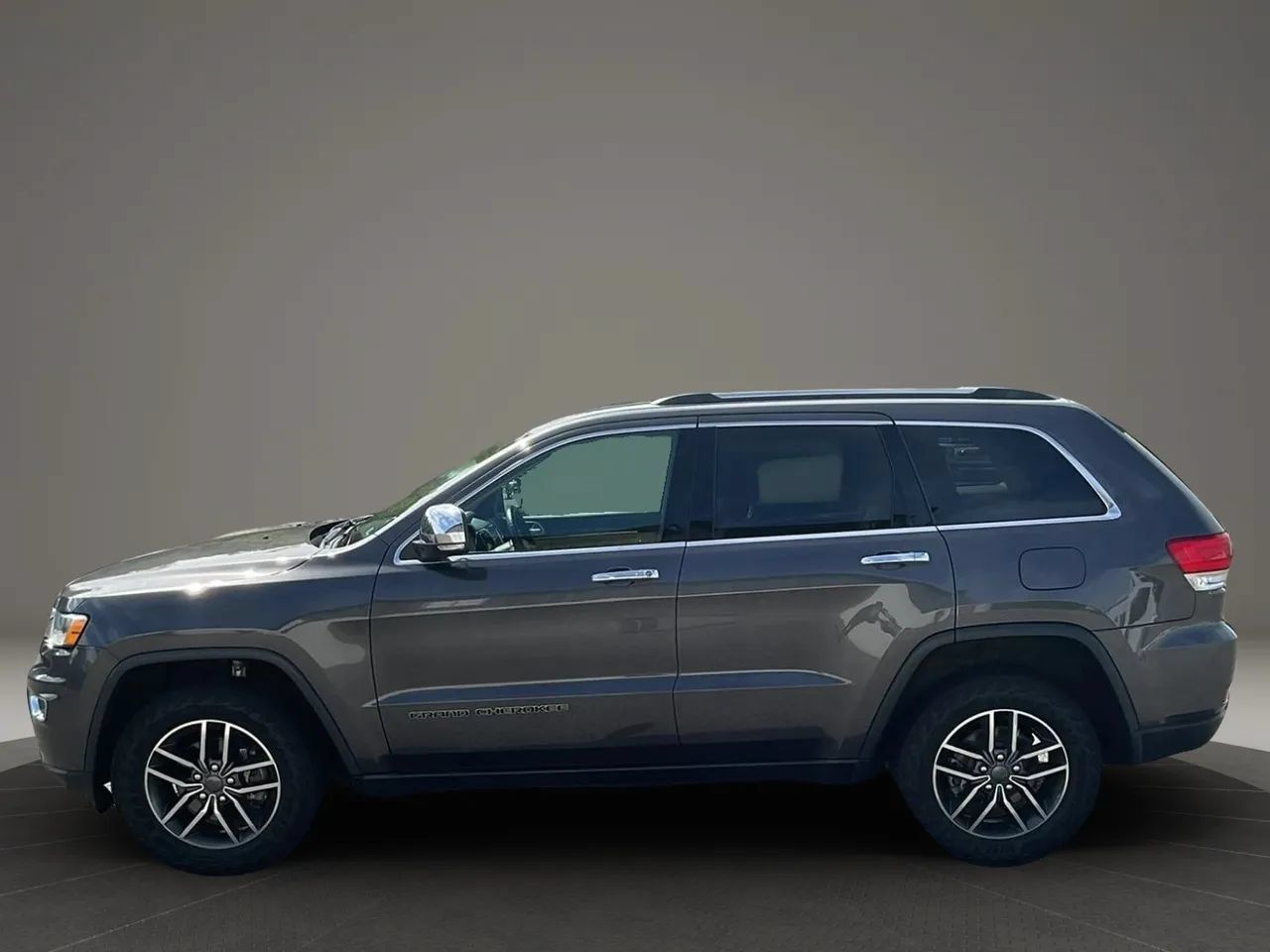 Used 2019 Jeep Grand Cherokee Limited AWD/4WD image 2