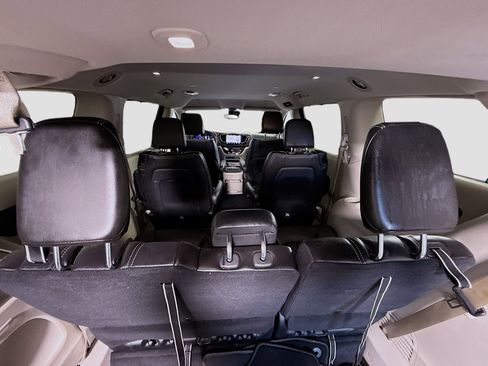 Used 2023 Chrysler Pacifica Touring-L image 42