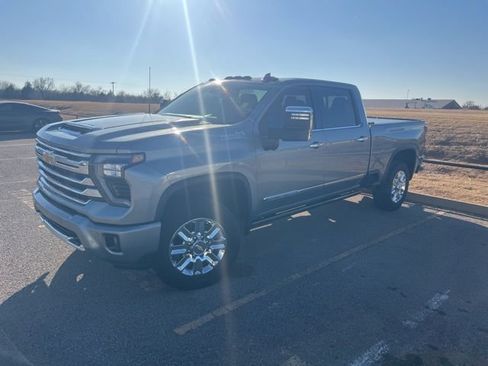 Used 2024 Chevrolet Silverado 2500 High Country w/ Technology Package image 3