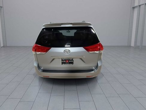 Used 2014 Toyota Sienna LE image 2
