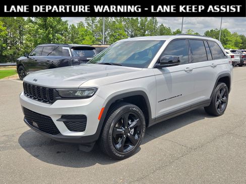 Used 2025 Jeep Grand Cherokee Altitude AWD/4WD image 3