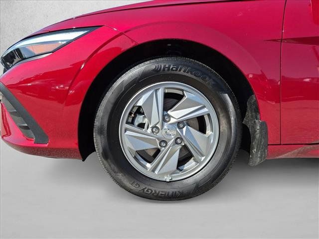 Used 2026 Hyundai Elantra SE FWD image 22