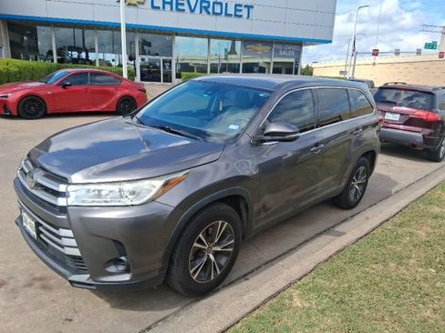 Used 2019 Toyota Highlander LE FWD image 2