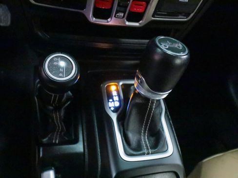 Used 2018 Jeep Wrangler Unlimited Sahara w/ Cold Weather Group image 21