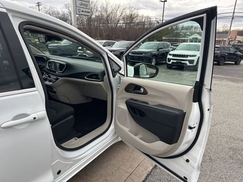 Used 2023 Chrysler Voyager LX FWD image 11