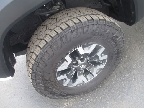 Used 2022 Toyota Tacoma TRD Off-Road w/ Technology Package AWD/4WD image 15