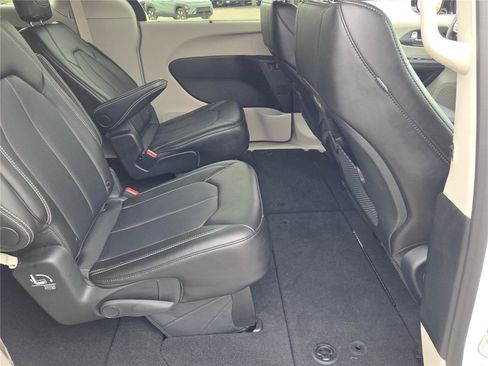 Used 2024 Chrysler Pacifica Touring-L AWD/4WD image 9