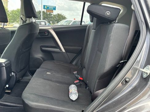 Used 2018 Toyota RAV4 LE FWD image 8