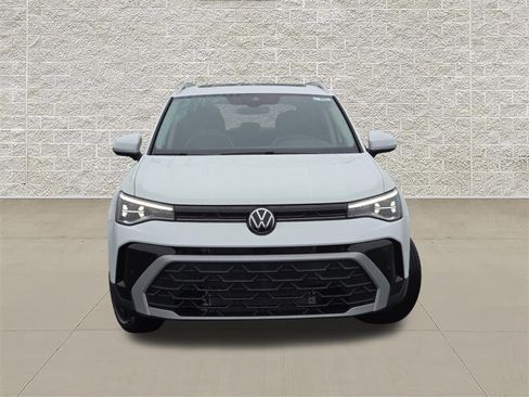 New 2026 Volkswagen Taos SE FWD image 2