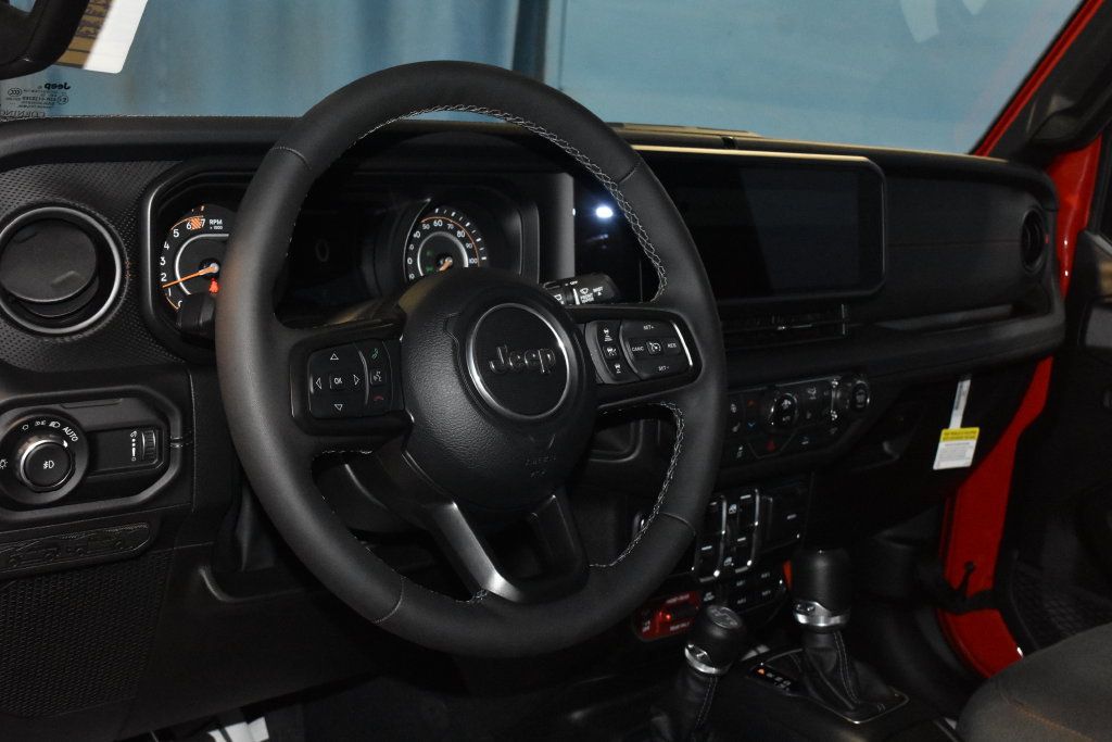 Used 2025 Jeep Wrangler Unlimited Rubicon w/ Convenience Group AWD/4WD image 2