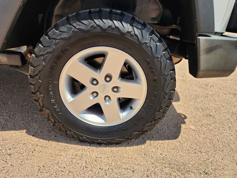 Used 2016 Jeep Wrangler Unlimited Rubicon w/ Connectivity Group AWD/4WD image 8