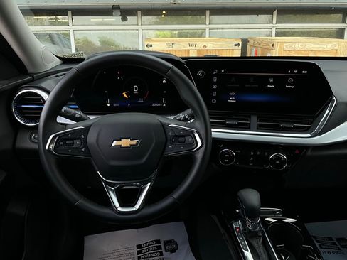 Used 2025 Chevrolet Trax LT w/ LT Convenience Package image 13