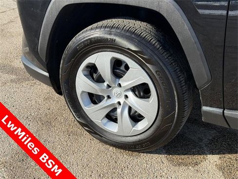 Used 2021 Toyota RAV4 LE image 10