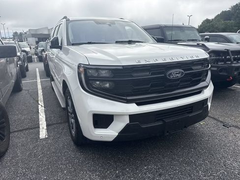 Used 2025 Ford Expedition Max Active AWD/4WD image 3