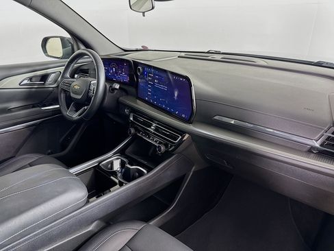 Used 2025 Chevrolet Traverse LT FWD image 38