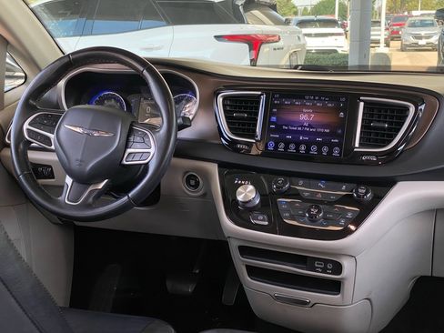 Used 2017 Chrysler Pacifica Touring-L image 5