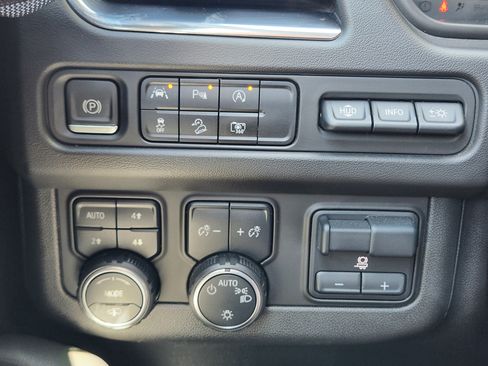 Used 2023 Chevrolet Suburban High Country AWD/4WD image 31