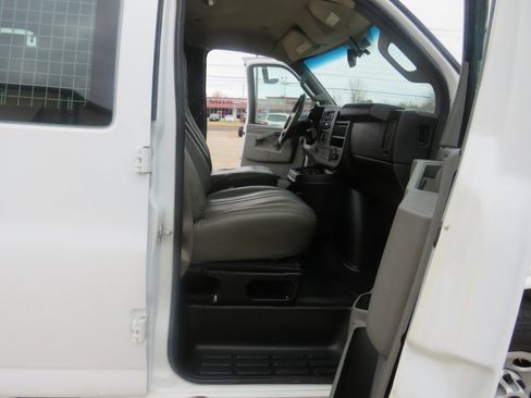 Used 2018 GMC Savana 2500 w/ Driver Convenience Package image 18