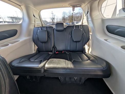 Used 2024 Chrysler Pacifica Touring-L image 17