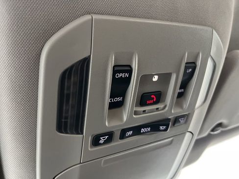 Used 2024 Toyota Highlander XLE AWD/4WD image 18