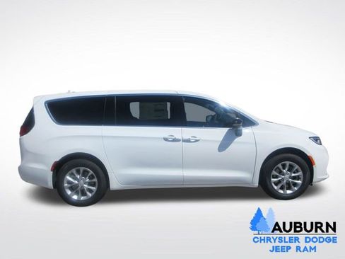 New 2026 Chrysler Pacifica Select image 8