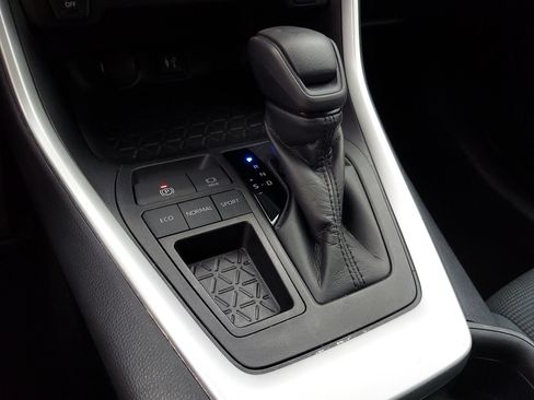 Used 2019 Toyota RAV4 LE w/ Carpet Mat Package FWD image 19