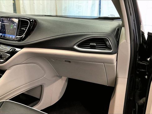 Used 2023 Chrysler Pacifica Limited image 15