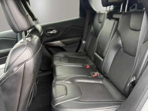 Used 2019 Jeep Cherokee Latitude Plus w/ Comfort/Convenience Group AWD/4WD image 13