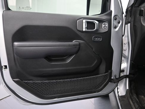 Used 2022 Jeep Gladiator Willys image 10