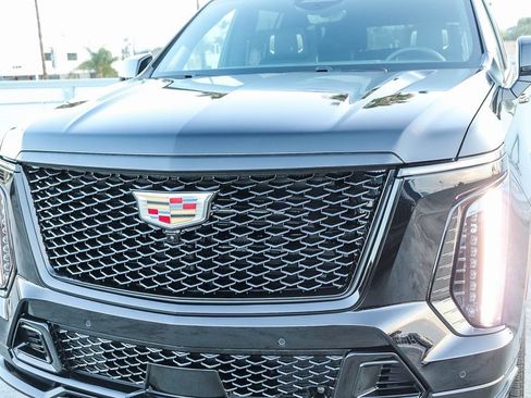 Used 2026 Cadillac Escalade ESV V AWD/4WD image 6