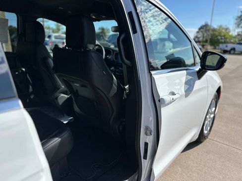 New 2025 Chrysler Pacifica Select image 10