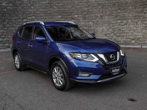 Used 2017 Nissan Rogue SV w/ SV Premium Package image 2