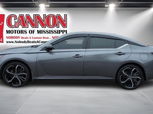 Used 2023 Nissan Altima 2.5 SR w/ SR Premium Package image 8