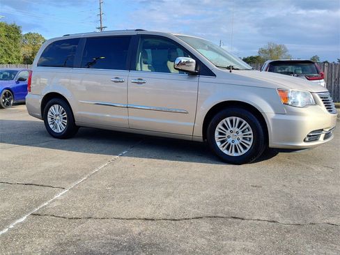 Used 2012 Chrysler Town & Country Limited w/ Luxury Group image 15