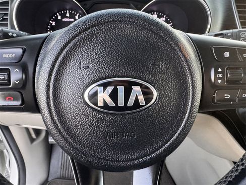 Used 2017 Kia Sedona LX w/ LX Essentials Premium Package image 18