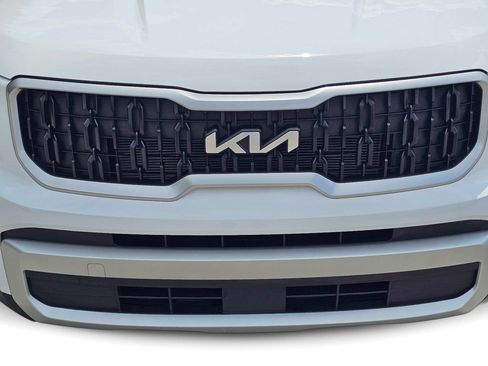 Certified 2025 Kia Telluride LX FWD image 6