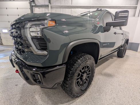 Used 2025 Chevrolet Silverado 2500 ZR2 w/ Technology Package image 5