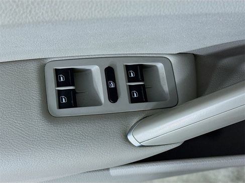 Used 2018 Volkswagen Passat 2.0T S image 17