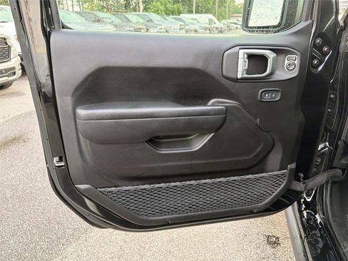 Used 2025 Jeep Wrangler Unlimited Rubicon AWD/4WD image 9